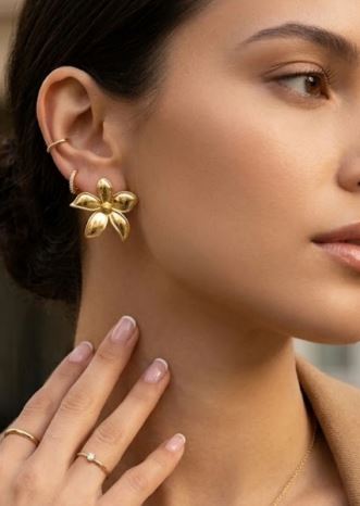 Boucles d’Oreilles Fleur Dorée – Élégance Florale