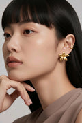 Boucles d’Oreilles Fleur Dorée – Élégance Florale